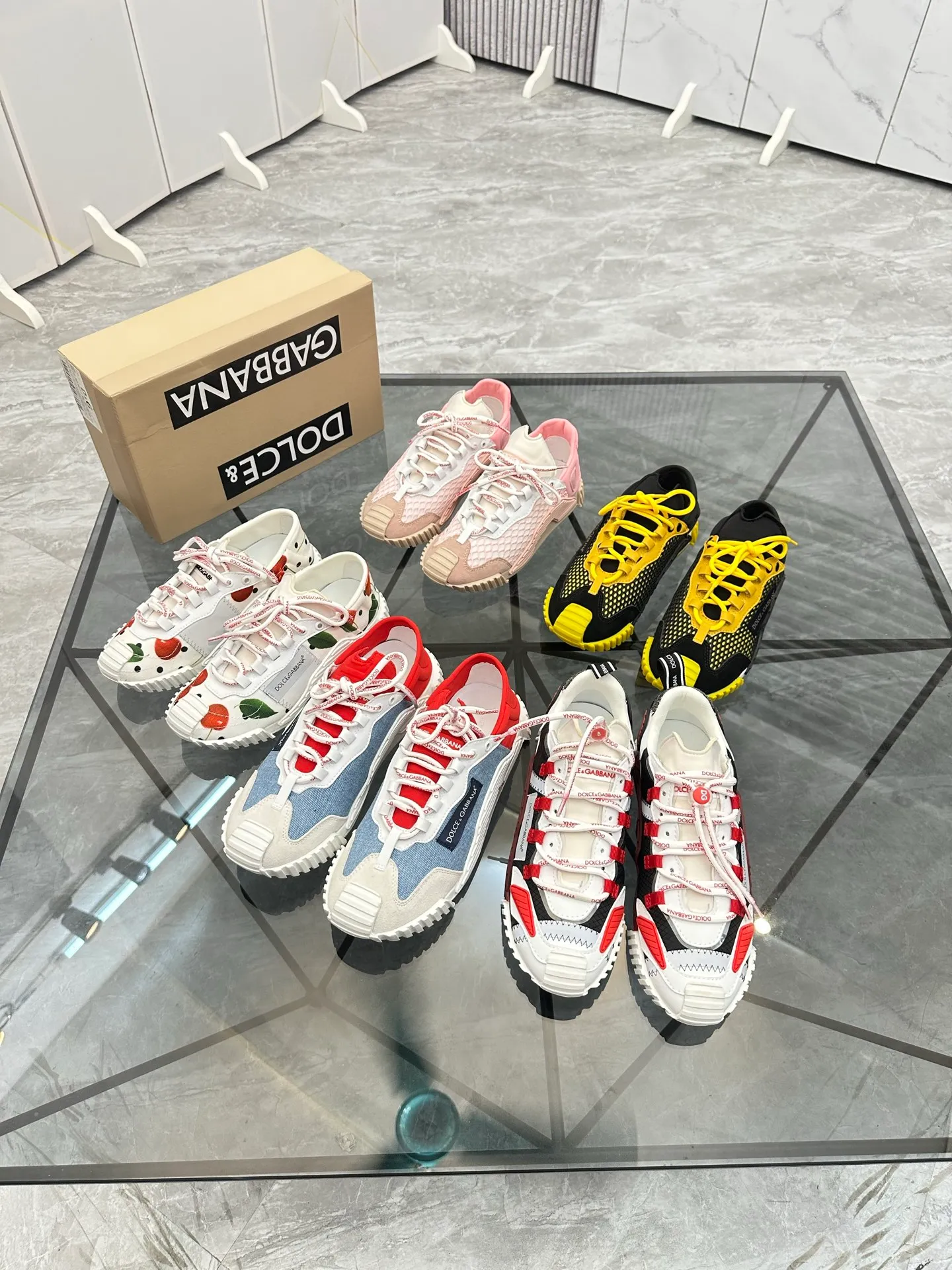 Men's shoes: 💰P440¥ Product trademark: DG "Dolce & Gabbana*" low-top sports shoes Regular size: 35-44 (can be customized to 45.46.) Couple style Product materials: Upper imported cowhide stitching original material, breathable lining, original outsole. Number: 803
